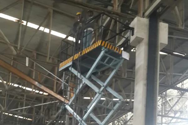 Maintenance platform in service inside a plant