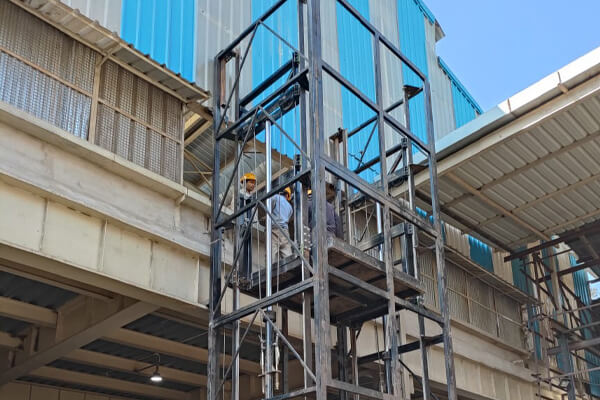 Mast lift structure with crew at the upper landing