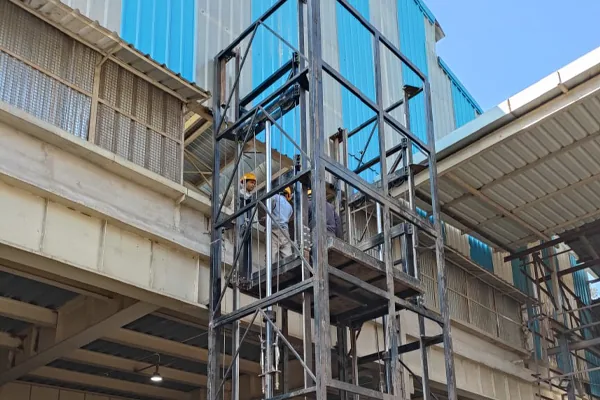 Twin-mast goods lift erected between plant floors